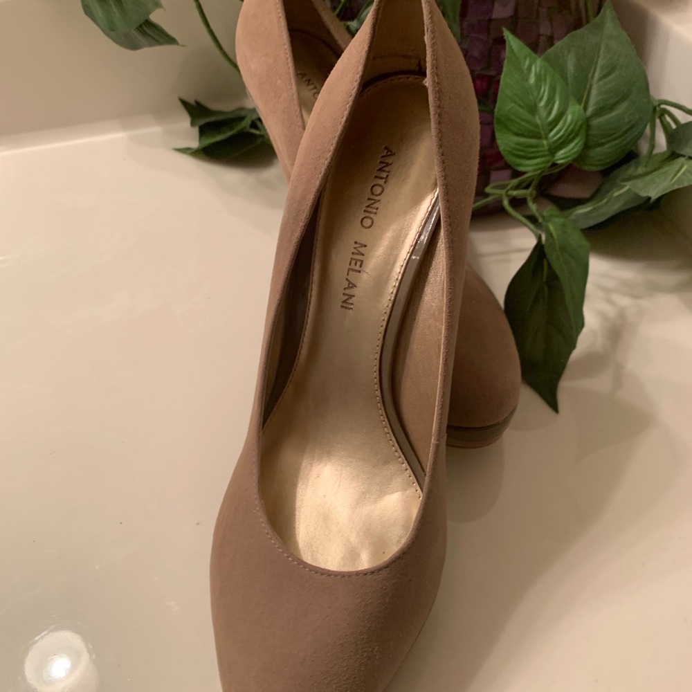 Tan Melani's